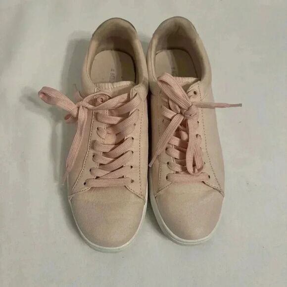 Divided | Light Pink Sneaker with Gold | Size 8 - Picture 2 of 7